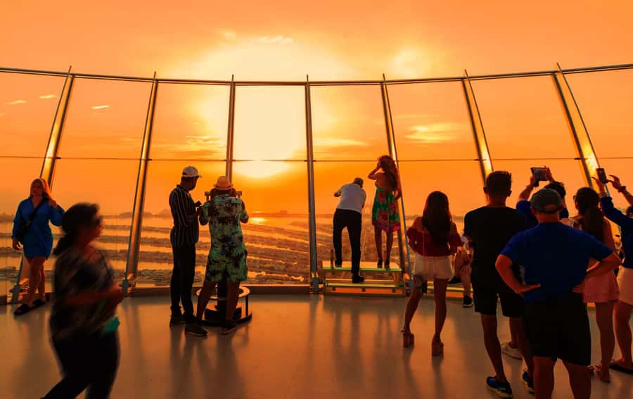 Dubai: Dinner at The View the Palm Observatory - Sunset Dinner at Level 52: the whole point