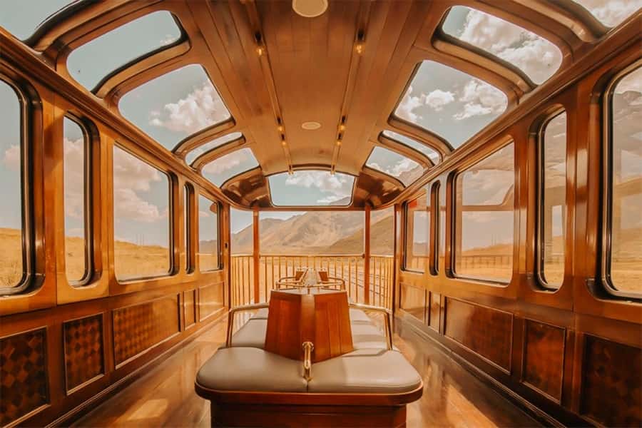 Excursion Cusco - Puno - Titicaca Observatory Train - On-Board Culture: Live Music and the Show Between Mountains