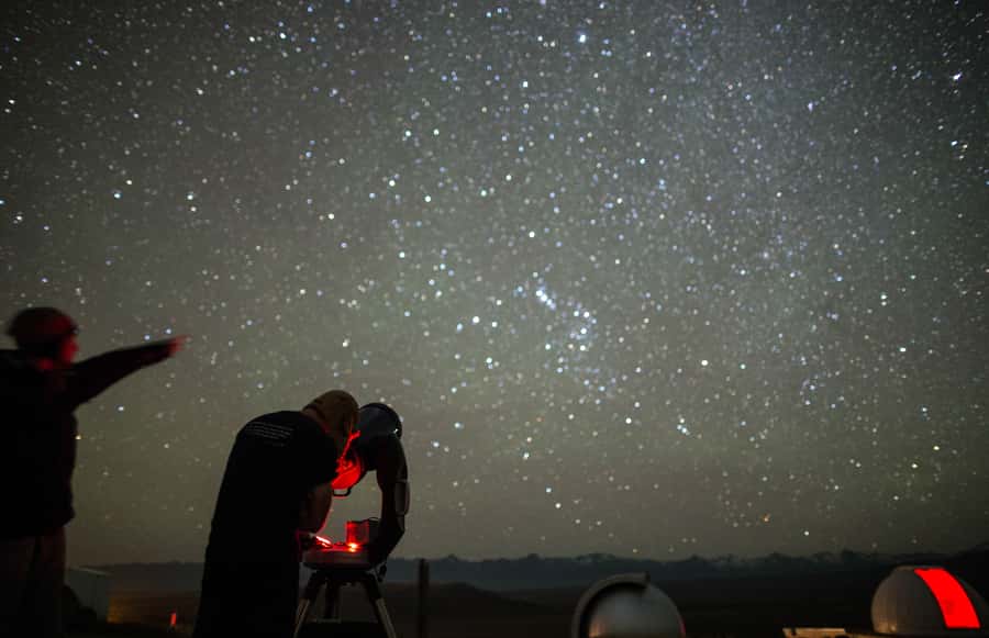 Lake Tekapo: Mountaintop Stargazing at Mount John Summit - Comfort extras: hot chocolate, torches, and staying focused