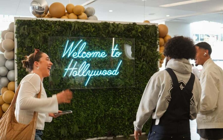 Los Angeles Half-Day City & Beach Tour with Hotel Pickup - Beverly Hills Sign and Rodeo Drive: quick photos, big payoff