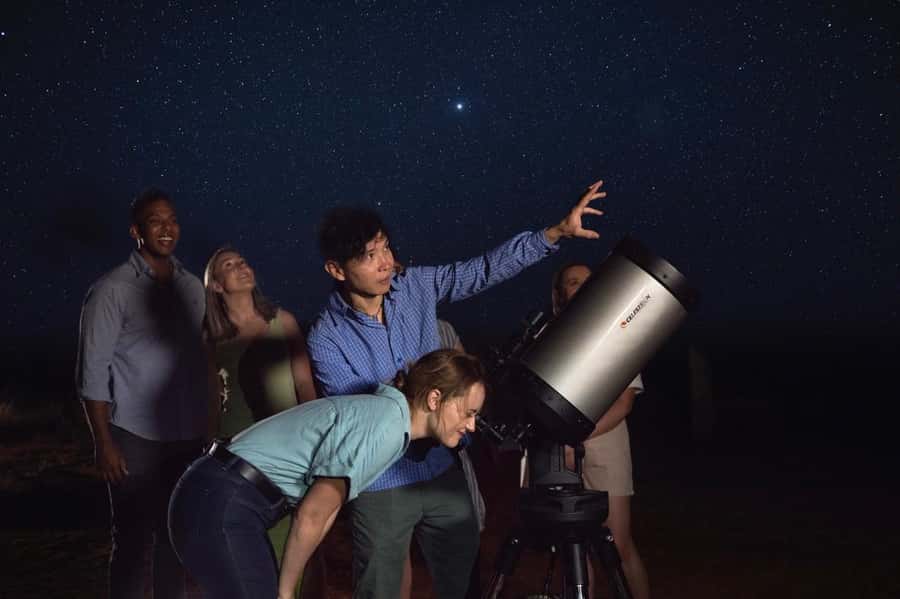 Uluru: National Park Astronomy Tour with Telescope and Photo - Group size and the moon: the two factors you can’t fully control